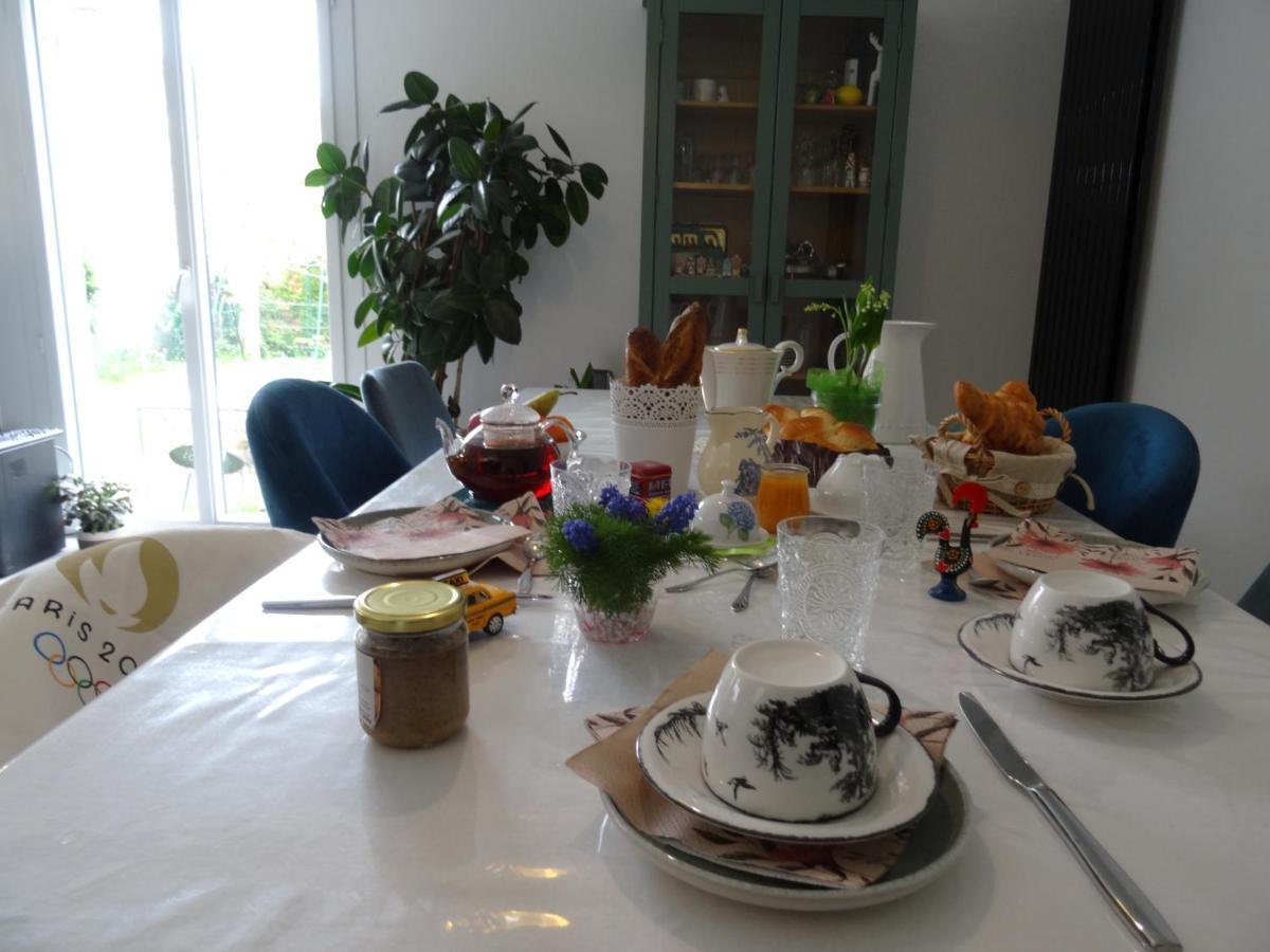 Maison D'Hotes Les Roses Tremieres Saclay Esterno foto